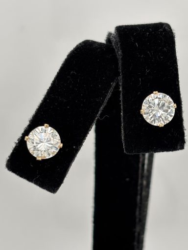 Diamond studs in 14kt gold